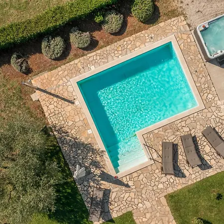 Cozy In With Jacuzzi Holiday home