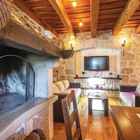 Cozy In With Jacuzzi Holiday home Porec