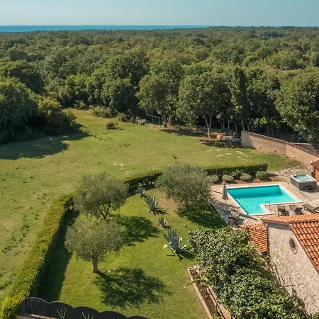 Cozy In With Jacuzzi Holiday home Porec