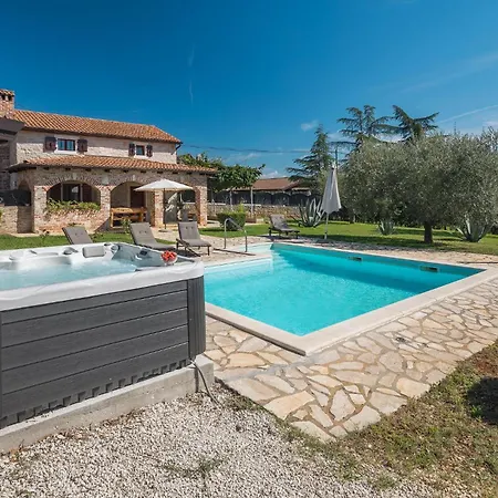 Cozy In With Jacuzzi Holiday home