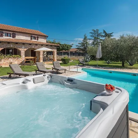 Cozy In With Jacuzzi Holiday home