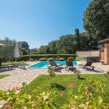 Holiday home Cozy In With Jacuzzi *