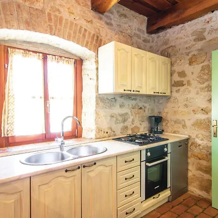 Cozy In With Jacuzzi Holiday home Porec