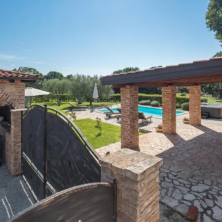 Cozy In With Jacuzzi Holiday home Porec